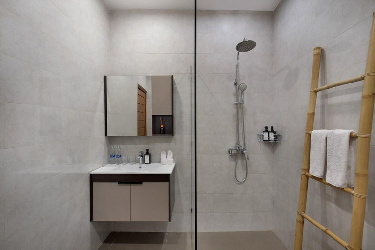 Bathroom 4, Huge 11 BR Villa, Sleeps 41, Prime Area, Near Beach, Badung