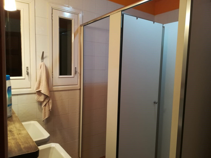 Bathroom, Refugi Tacita, Lleida