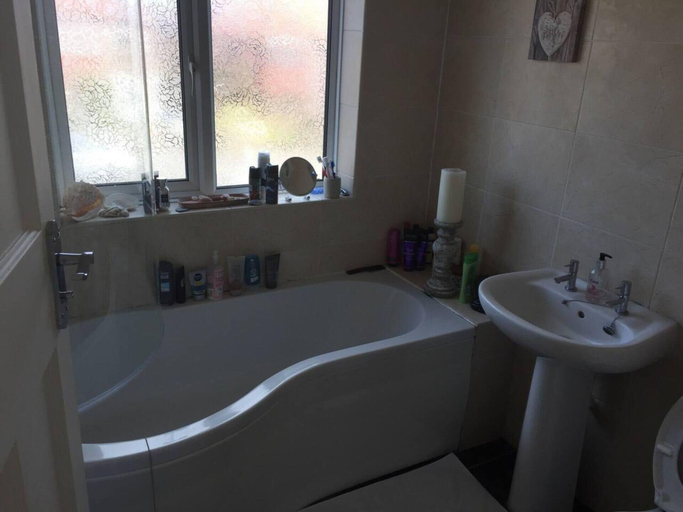 Bathroom, Beautiful 3-bed House in Ramsgate, Kent