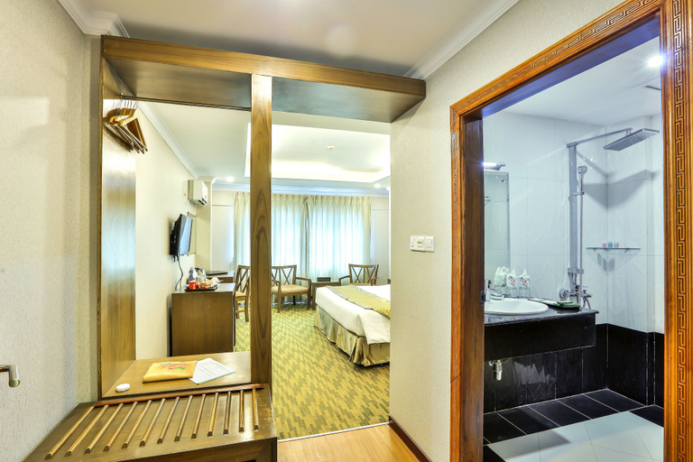 Bathroom 4, Royal Taunggyi Hotel, Taunggye