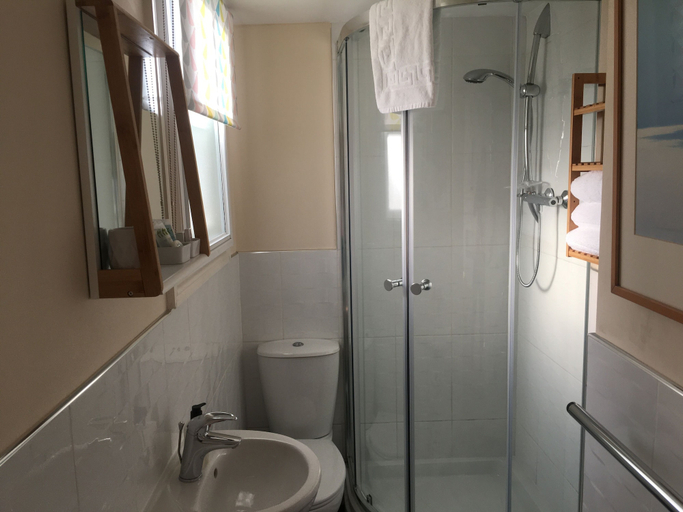 Bathroom 3, Peel House Apartments, Staffordshire