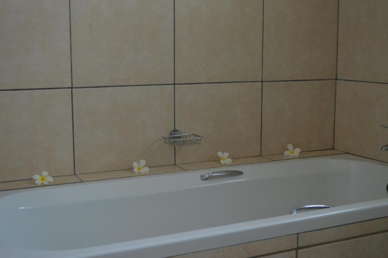 Bathroom 3, Mnarani Beach Club, Malindi