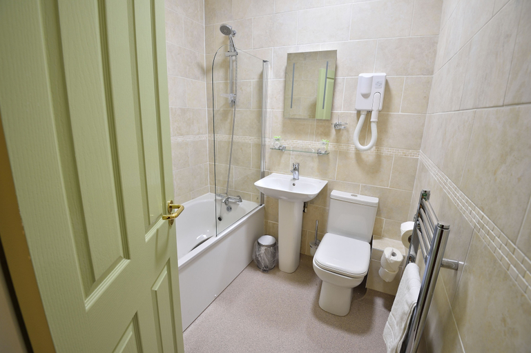 Bathroom 4, The Royal Victoria & Bull Hotel, Kent