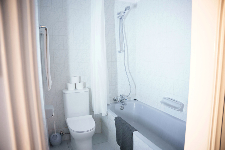 Bathroom 3, Konnos Bay Gardens