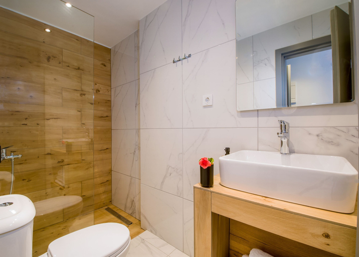 Bathroom 5, Linda Apartments, Crete
