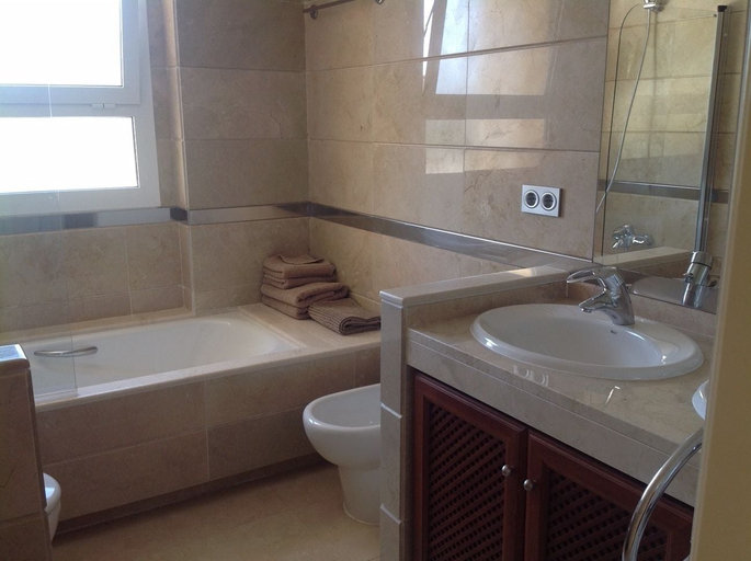 Bathroom, Sanroque Club Apartment, Cádiz