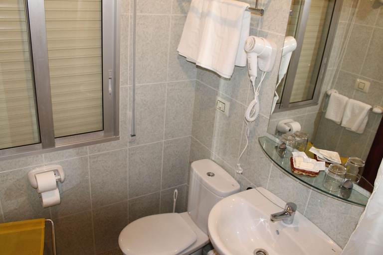 Bathroom 4, Hotel Foxos, Pontevedra