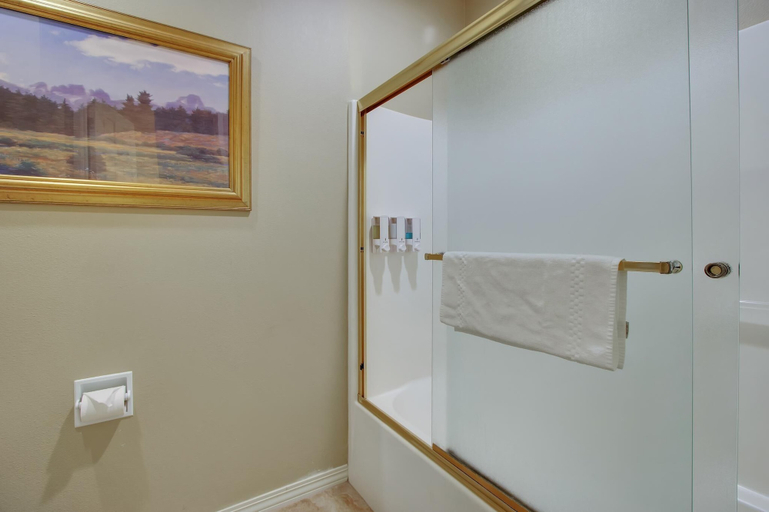 Bathroom 3, River Ridge, Deschutes