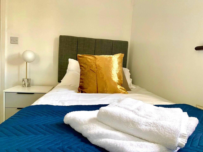 Others 5, Immaculate 3-bedroom House in Milton Keynes, Milton Keynes