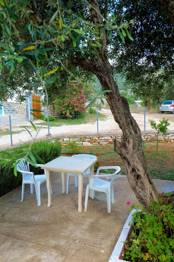 Others, Vila Chris, Sarandës