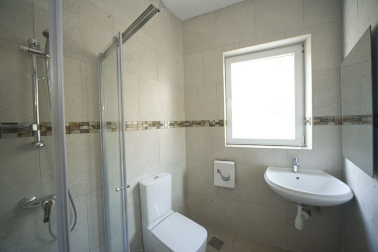 Bathroom 4, Marco Polo Malta Hostel, St Julian's