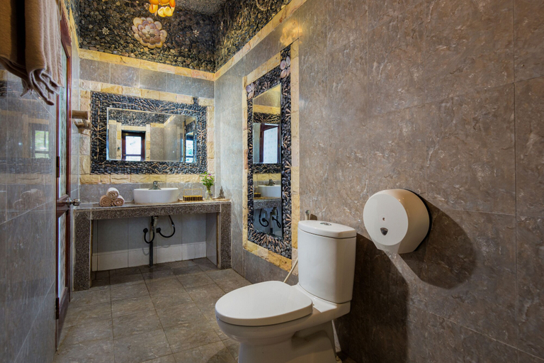 Bathroom, Skyrest Cat Ong, Cát Hải