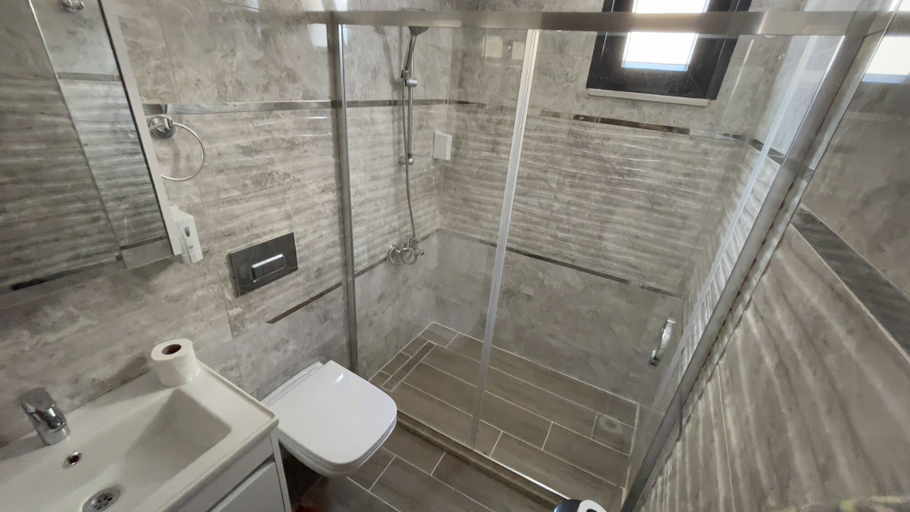 Bathroom 5, The Lavington Hotel, Çınarcık