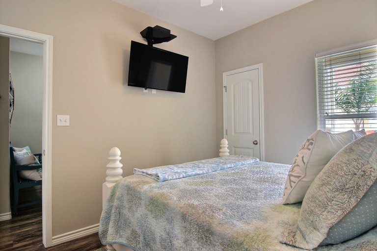 Bedroom 2, Endless Happy Hour, Nueces