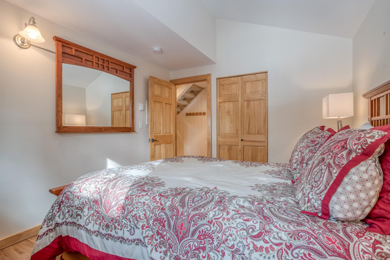 Bedroom 1, Ski House 233, Deschutes