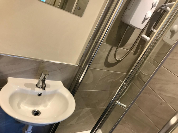 Bathroom 3, Eazzzy rooms Corby, Northamptonshire