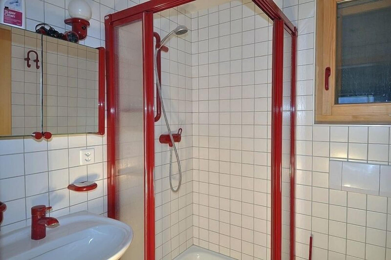 Bathroom 5, Sternschnuppe EG, Raron