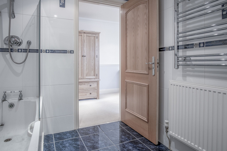 Bathroom 4, South Beach View- 2 Bedroom - Tenby, Pembrokeshire
