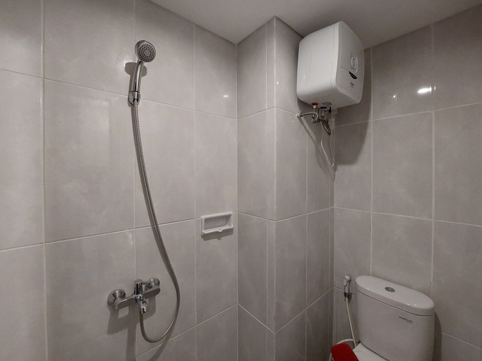 Bathroom 4, Nice And Comfy Studio At Serpong Garden Apartment, Tangerang