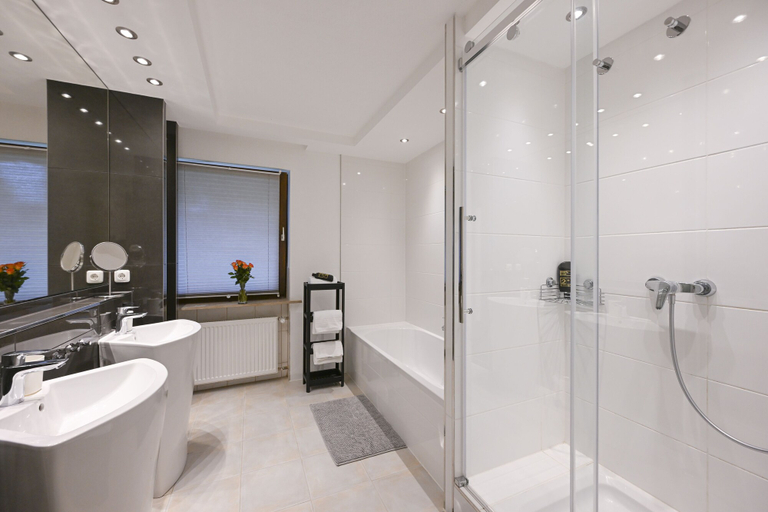 Bathroom 5, Hardi's Hotel, Traunstein