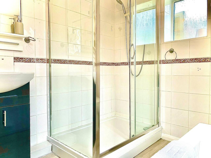 Bathroom 3, Stunning 3-bed House in Bedford, Quiet Location, Bedfordshire