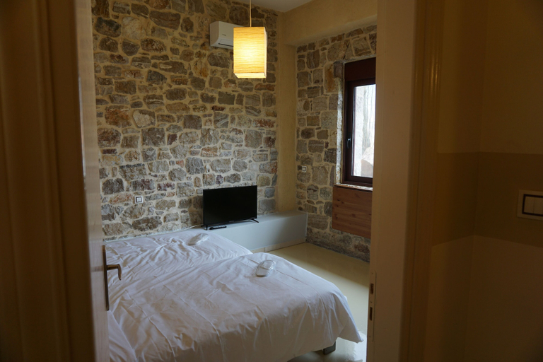 Room 2, Studio Nick, West Greece