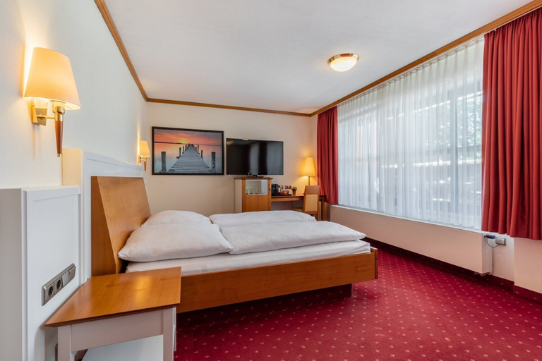 Bedroom 4, Seehotel Pegasus, Starnberg