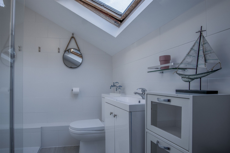 Bathroom 4, Caleb's Cottage - 4 Bed Cottage - Solva, Pembrokeshire