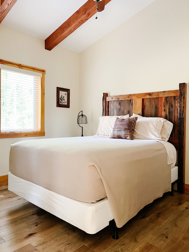 Bedroom 2, Cranberry Inn of Mercer, Iron