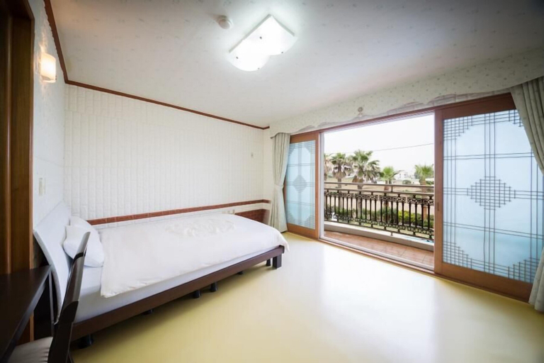 Bedroom 3, Seogwipo Jejuhae-anhyuyang Pension, Seogwipo