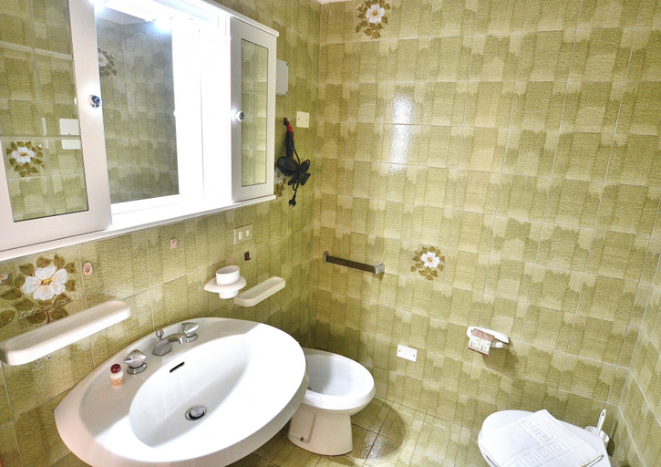 Bathroom, Apartment Rosa Bourbon With Pool, Verona