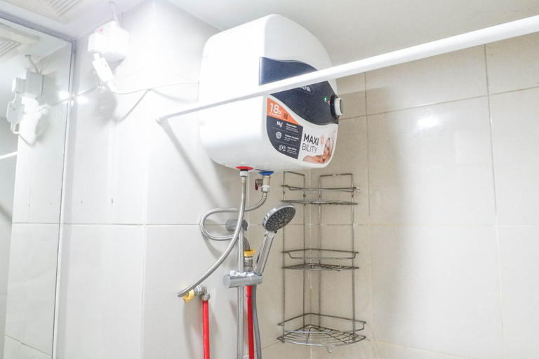 Bathroom 5, Comfy And Modern Wonderful 2Br Apartment At Tanglin Supermall Mansion, Surabaya