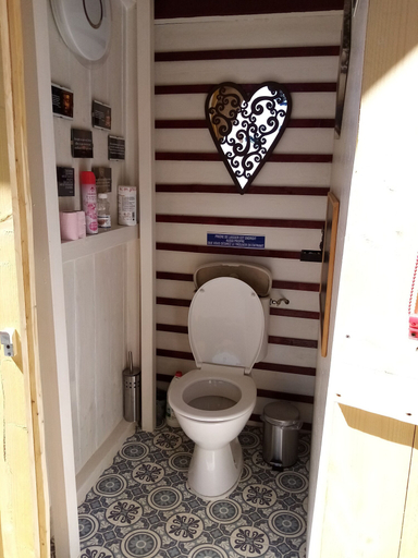 Bathroom 4, Les Tonneaux de l'Eure Logement Insolite, Eure