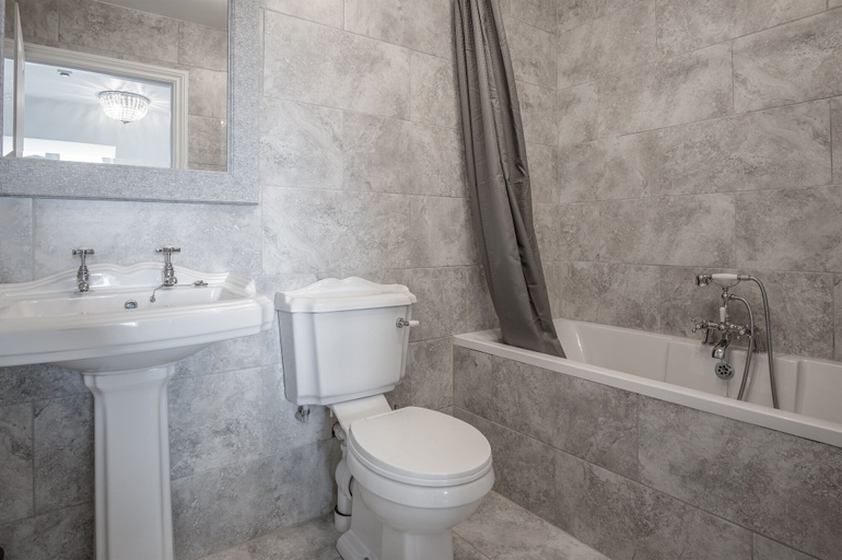 Bathroom 3, Penally Manor - Luxurious Manor House, Pembrokeshire