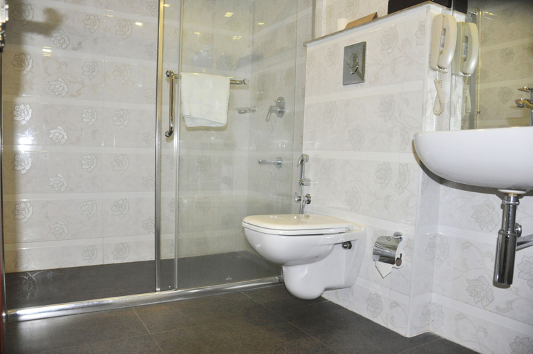 Bathroom 5, Lake Palace Hotel Trivandrum, Thiruvananthapuram