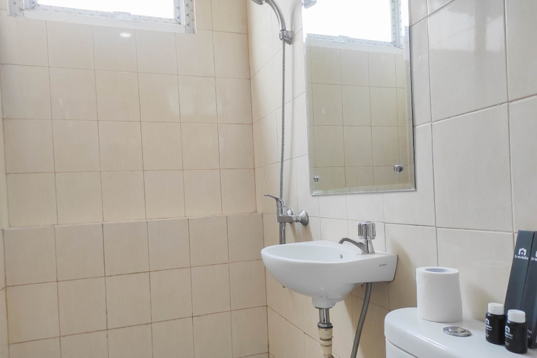 Bathroom 3, Spacious 2BR at Vida View Makassar Apartment, Makassar