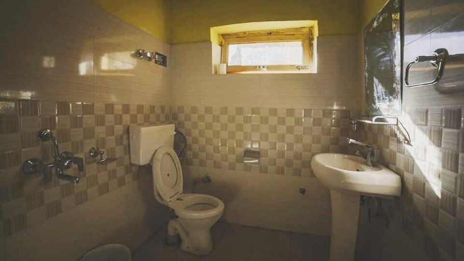 Bathroom, Mochilero Ostello Spiti, Lahul & Spiti