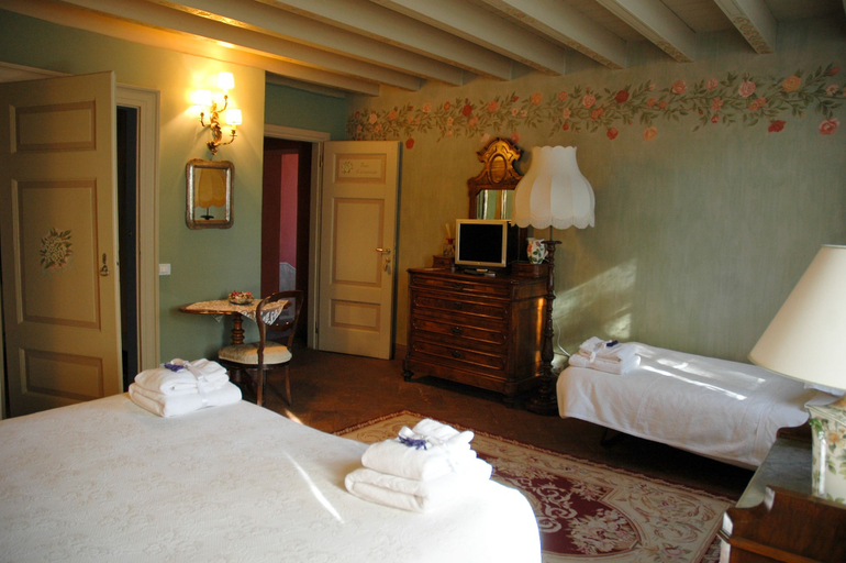 Bedroom 3, Villa Valentina, Varese