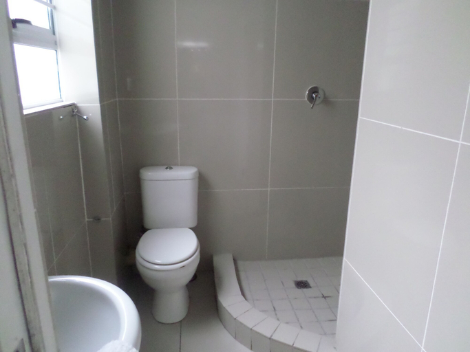 Bathroom 2, Saldanha Bay Inn, West Coast