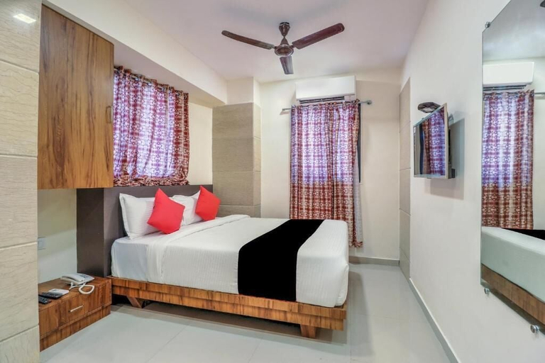 Bedroom 3, Hotel Crystal Inn, Mumbai Suburban