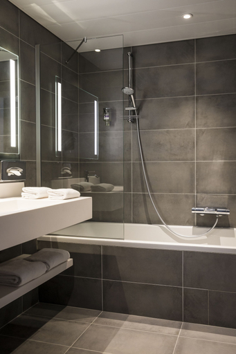 Bathroom 5, Mercure Beauvais Centre Cathédrale hotel, Oise