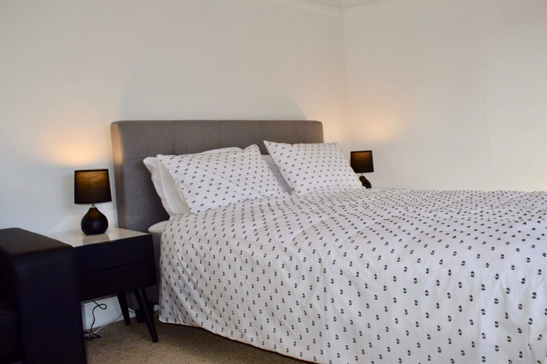 Bedroom 2, Cosy 3 Bedroom Apartment In Trendy Haberfield, Ashfield