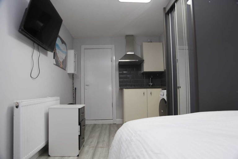 Bedroom 2, Budget 4-bed House in Woolwich, London
