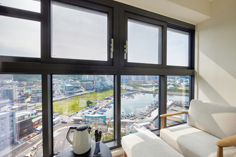 Others 4, Shift Door Residence Hari