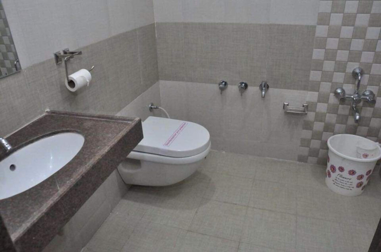 Bathroom, The New Holiday Inn, Mahesana