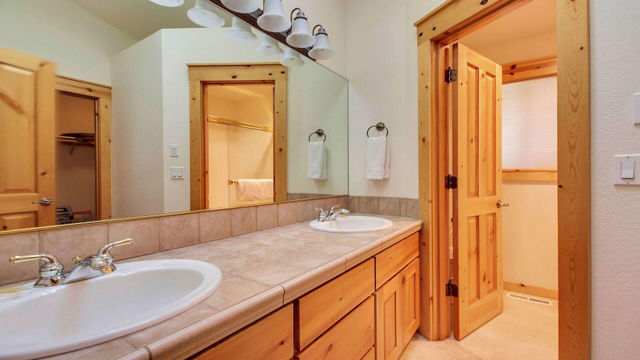 Bathroom 4, Quail 5, Deschutes