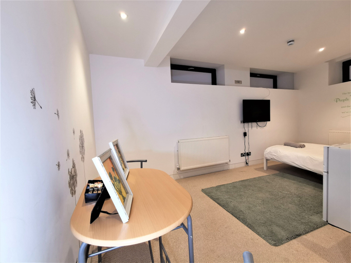 Others 5, Spacious Double Room with en-suite - 1b, London