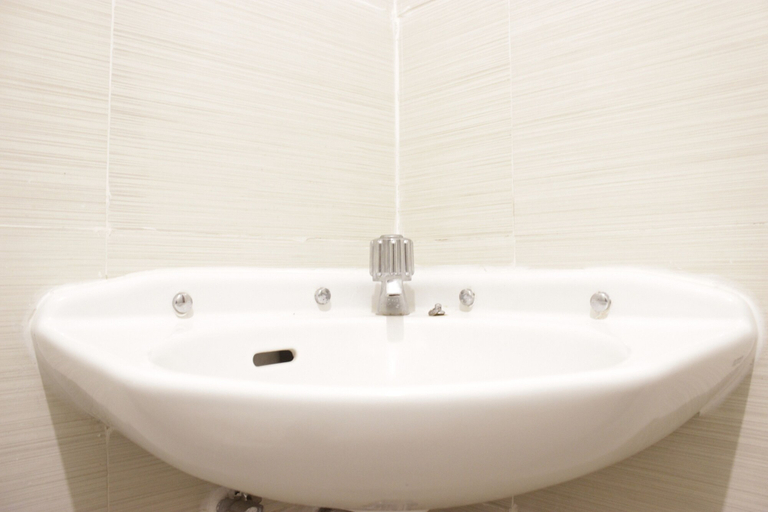 Bathroom 3, Cozy and Modern 1BR Apartment at Gateway Pasteur, Bandung