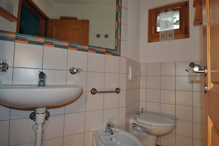 Bathroom 3, Ambiente B12, Raron