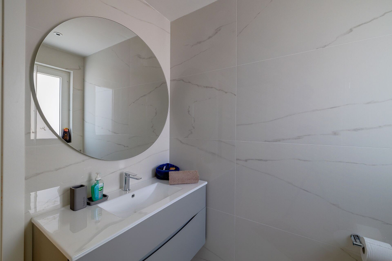 Bathroom 4, Stunning 3BR Apartment With Marina Views